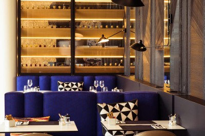 Plateaux de desserts comprenant verrines, madeleines et autres douceurs, disposés près d'une machine à café.