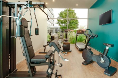 Plateaux de desserts comprenant verrines, madeleines et autres douceurs, disposés près d'une machine à café.