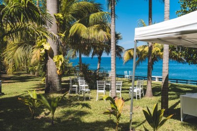 Allée extérieure éclairée la nuit, bordée de végétation et d'un bâtiment blanc avec des marquages au sol.