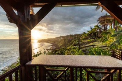Allée extérieure éclairée la nuit, bordée de végétation et d'un bâtiment blanc avec des marquages au sol.