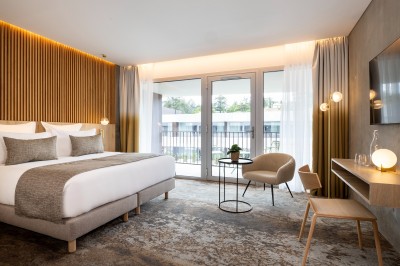 Miniature Location salle Gréoux-les-Bains (Alpes-de-Haute-Provence) - Hôtel & Spa Villa Castellane #13 Façade d'une maison bourgeoise entourée d'arbres, avec une allée pavée et un portail ouvert au premier plan.