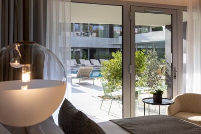 Miniature Location salle Gréoux-les-Bains (Alpes-de-Haute-Provence) - Hôtel & Spa Villa Castellane #4 Façade d'une maison bourgeoise entourée d'arbres, avec une allée pavée et un portail ouvert au premier plan.