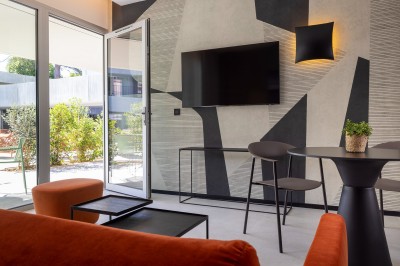 Miniature Location salle Gréoux-les-Bains (Alpes-de-Haute-Provence) - Hôtel & Spa Villa Castellane #5 Façade d'une maison bourgeoise entourée d'arbres, avec une allée pavée et un portail ouvert au premier plan.