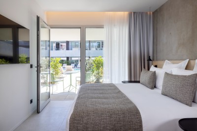 Miniature Location salle Gréoux-les-Bains (Alpes-de-Haute-Provence) - Hôtel & Spa Villa Castellane #14 Façade d'une maison bourgeoise entourée d'arbres, avec une allée pavée et un portail ouvert au premier plan.