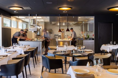 Miniature Location salle Gréoux-les-Bains (Alpes-de-Haute-Provence) - Hôtel & Spa Villa Castellane #9 Façade d'une maison bourgeoise entourée d'arbres, avec une allée pavée et un portail ouvert au premier plan.