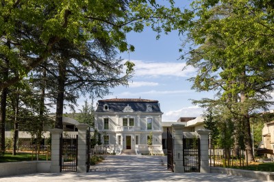 Miniature Location salle Gréoux-les-Bains (Alpes-de-Haute-Provence) - Hôtel & Spa Villa Castellane #15 Façade d'une maison bourgeoise entourée d'arbres, avec une allée pavée et un portail ouvert au premier plan.