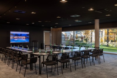 Miniature Location salle Gréoux-les-Bains (Alpes-de-Haute-Provence) - Hôtel & Spa Villa Castellane #10 Façade d'une maison bourgeoise entourée d'arbres, avec une allée pavée et un portail ouvert au premier plan.