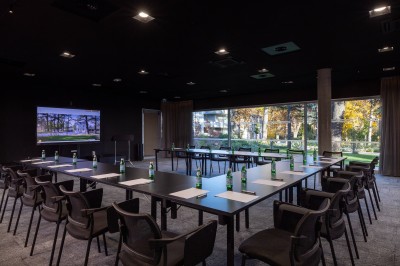 Miniature Location salle Gréoux-les-Bains (Alpes-de-Haute-Provence) - Hôtel & Spa Villa Castellane #12 Façade d'une maison bourgeoise entourée d'arbres, avec une allée pavée et un portail ouvert au premier plan.