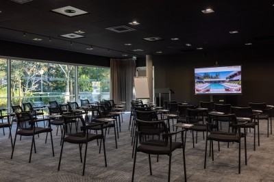 Miniature Location salle Gréoux-les-Bains (Alpes-de-Haute-Provence) - Hôtel & Spa Villa Castellane #11 Façade d'une maison bourgeoise entourée d'arbres, avec une allée pavée et un portail ouvert au premier plan.