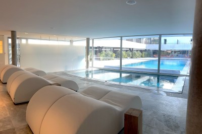 Miniature Location salle Gréoux-les-Bains (Alpes-de-Haute-Provence) - Hôtel & Spa Villa Castellane #8 Façade d'une maison bourgeoise entourée d'arbres, avec une allée pavée et un portail ouvert au premier plan.