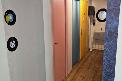 Miniature Location salle Pont-Sainte-Marie (Aube) - O'Lagora #8 Salle décorée pour un 60e anniversaire avec une grande boule disco suspendue et des ballons dorés en arrière-plan.