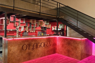 Miniature Location salle Pont-Sainte-Marie (Aube) - O'Lagora #2 Salle décorée pour un 60e anniversaire avec une grande boule disco suspendue et des ballons dorés en arrière-plan.