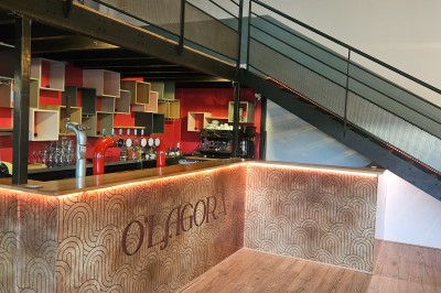 Miniature Location salle Pont-Sainte-Marie (Aube) - O'Lagora #5 Salle décorée pour un 60e anniversaire avec une grande boule disco suspendue et des ballons dorés en arrière-plan.