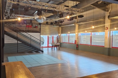 Miniature Location salle Pont-Sainte-Marie (Aube) - O'Lagora #3 Salle décorée pour un 60e anniversaire avec une grande boule disco suspendue et des ballons dorés en arrière-plan.