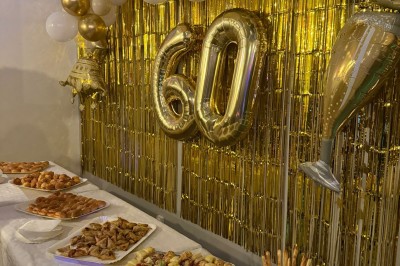 Miniature Location salle Pont-Sainte-Marie (Aube) - O'Lagora #9 Salle décorée pour un 60e anniversaire avec une grande boule disco suspendue et des ballons dorés en arrière-plan.