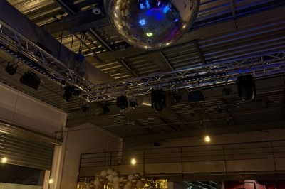 Miniature Location salle Pont-Sainte-Marie (Aube) - O'Lagora #10 Salle décorée pour un 60e anniversaire avec une grande boule disco suspendue et des ballons dorés en arrière-plan.