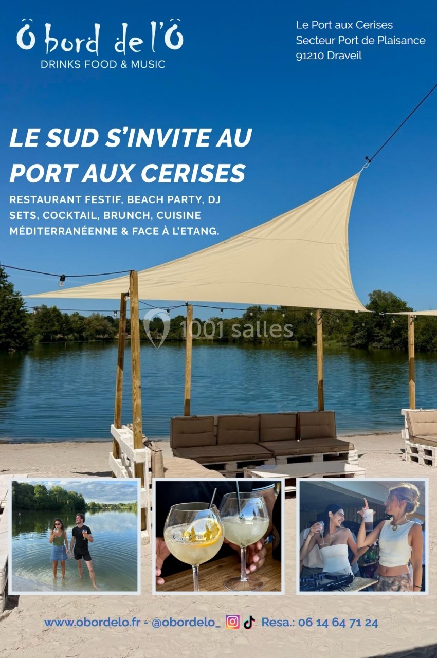 Terrasse d'un restaurant avec voiles d'ombrage, mobilier en bois, vue sur un étang et ambiance estivale.