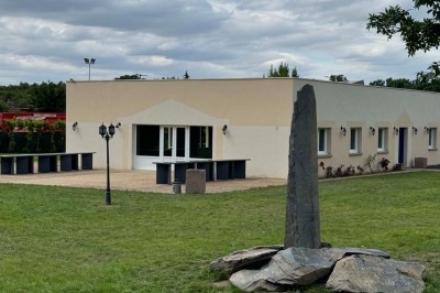 Miniature Location salle Saint-Barthélemy-d'Anjou (Maine-et-Loire) - Blue Event #2 Deux grandes armoires réfrigérées en acier inoxydable dans une pièce carrelée avec des caisses empilées à droite.
