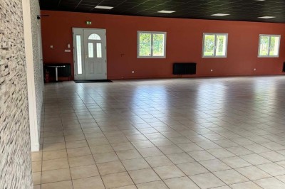 Miniature Location salle Saint-Barthélemy-d'Anjou (Maine-et-Loire) - Blue Event #4 Deux grandes armoires réfrigérées en acier inoxydable dans une pièce carrelée avec des caisses empilées à droite.