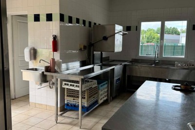 Miniature Location salle Saint-Barthélemy-d'Anjou (Maine-et-Loire) - Blue Event #15 Deux grandes armoires réfrigérées en acier inoxydable dans une pièce carrelée avec des caisses empilées à droite.