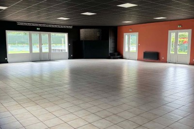 Miniature Location salle Saint-Barthélemy-d'Anjou (Maine-et-Loire) - Blue Event #5 Deux grandes armoires réfrigérées en acier inoxydable dans une pièce carrelée avec des caisses empilées à droite.