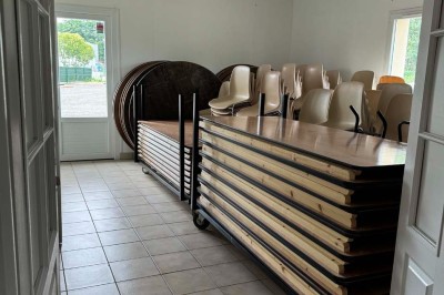 Miniature Location salle Saint-Barthélemy-d'Anjou (Maine-et-Loire) - Blue Event #14 Deux grandes armoires réfrigérées en acier inoxydable dans une pièce carrelée avec des caisses empilées à droite.