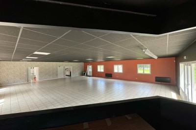 Miniature Location salle Saint-Barthélemy-d'Anjou (Maine-et-Loire) - Blue Event #3 Deux grandes armoires réfrigérées en acier inoxydable dans une pièce carrelée avec des caisses empilées à droite.