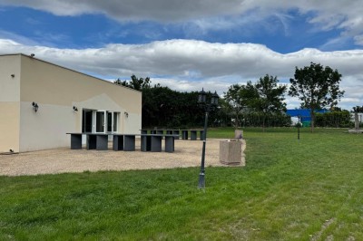 Miniature Location salle Saint-Barthélemy-d'Anjou (Maine-et-Loire) - Blue Event #8 Deux grandes armoires réfrigérées en acier inoxydable dans une pièce carrelée avec des caisses empilées à droite.