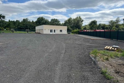 Miniature Location salle Saint-Barthélemy-d'Anjou (Maine-et-Loire) - Blue Event #11 Deux grandes armoires réfrigérées en acier inoxydable dans une pièce carrelée avec des caisses empilées à droite.