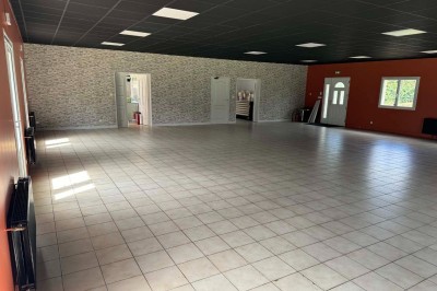 Miniature Location salle Saint-Barthélemy-d'Anjou (Maine-et-Loire) - Blue Event #6 Deux grandes armoires réfrigérées en acier inoxydable dans une pièce carrelée avec des caisses empilées à droite.