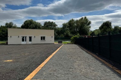 Miniature Location salle Saint-Barthélemy-d'Anjou (Maine-et-Loire) - Blue Event #12 Deux grandes armoires réfrigérées en acier inoxydable dans une pièce carrelée avec des caisses empilées à droite.