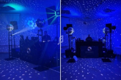 Installation de DJ avec éclairage bleu, boules à facettes et projecteurs créant des motifs lumineux dans une salle sombre.