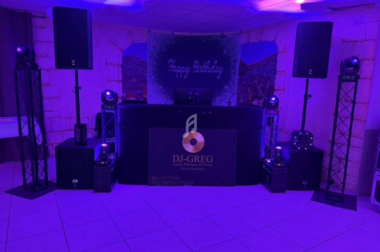 Installation de matériel de sonorisation et d'éclairage dans une salle décorée pour une fête d'anniversaire.