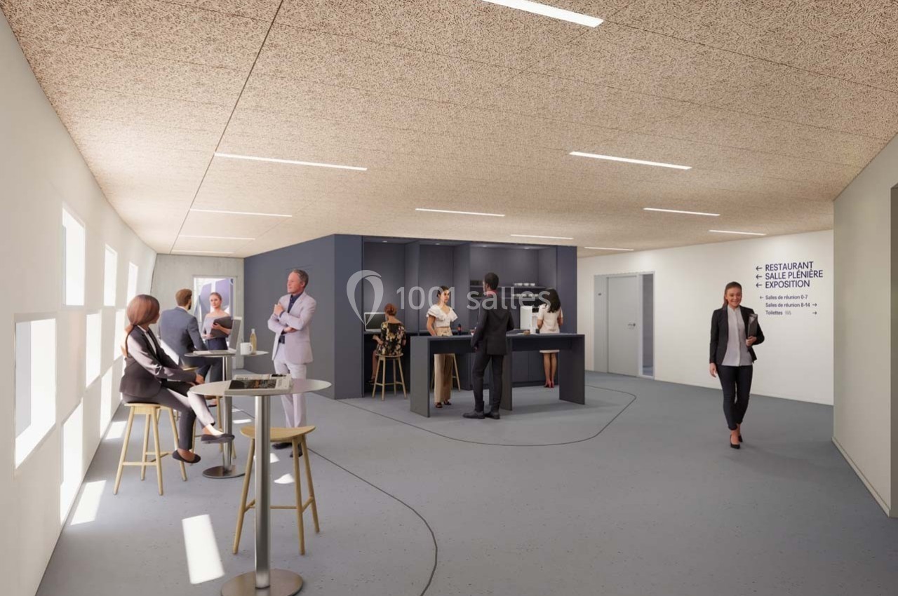 Personnes discutant et travaillant dans un espace lumineux avec tables hautes, comptoir et plafond en bois clair.