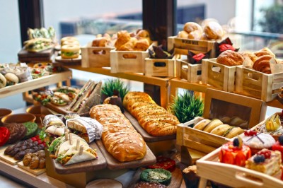 Desserts variés présentés dans des verrines, incluant des mousses, fruits frais et pâtisseries en arrière-plan.