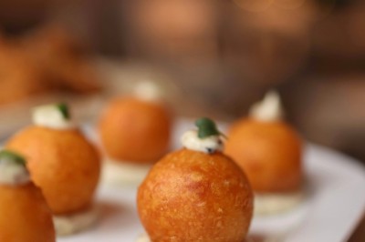 Desserts variés présentés dans des verrines, incluant des mousses, fruits frais et pâtisseries en arrière-plan.