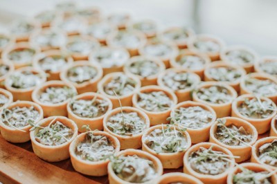 Desserts variés présentés dans des verrines, incluant des mousses, fruits frais et pâtisseries en arrière-plan.