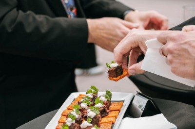 Desserts variés présentés dans des verrines, incluant des mousses, fruits frais et pâtisseries en arrière-plan.