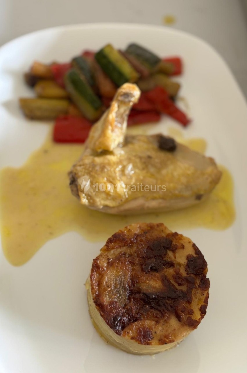 Assiette composée de poulet rôti, gratin de pommes de terre et légumes grillés, servie avec une sauce.