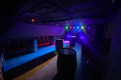 Miniature Location salle Maretz (Nord) - California #10 Salle avec un bar en bois, décorée de briques apparentes, tonneaux et une table haute ornée de fleurs blanches.