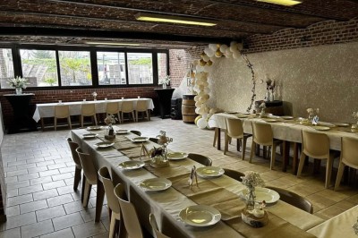 Miniature Location salle Maretz (Nord) - California #15 Salle avec un bar en bois, décorée de briques apparentes, tonneaux et une table haute ornée de fleurs blanches.