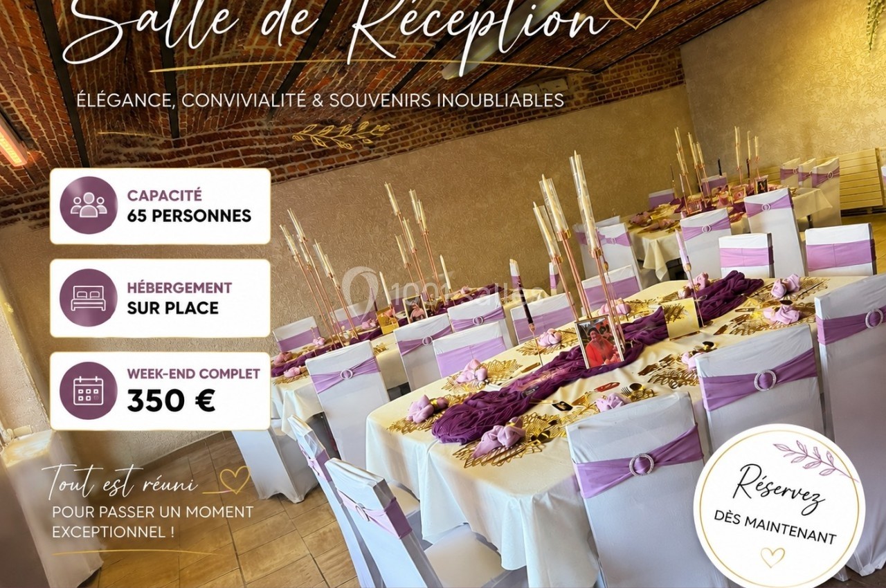 Salle de réception décorée avec des tables dressées, nappes violettes et bougies, sous un plafond en briques apparentes.
