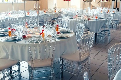 Miniature Party Project #3 Tentes blanches montées sur une pelouse, entourées de tables et mange-debout, sous un ciel dégagé.