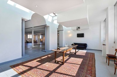 Miniature Location salle Serquigny (Eure) - La Dame Blanche #4 Plan d'étage avec numéros identifiant différentes pièces et un escalier en colimaçon au centre.