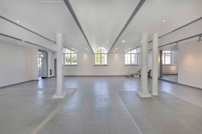 Miniature Location salle Serquigny (Eure) - La Dame Blanche #2 Plan d'étage avec numéros identifiant différentes pièces et un escalier en colimaçon au centre.