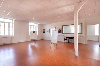 Miniature Location salle Serquigny (Eure) - La Dame Blanche #9 Plan d'étage avec numéros identifiant différentes pièces et un escalier en colimaçon au centre.