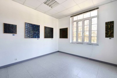 Miniature Location salle Serquigny (Eure) - La Dame Blanche #10 Plan d'étage avec numéros identifiant différentes pièces et un escalier en colimaçon au centre.