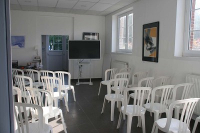 Miniature Location salle Serquigny (Eure) - La Dame Blanche #7 Plan d'étage avec numéros identifiant différentes pièces et un escalier en colimaçon au centre.