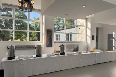 Miniature Location salle Serquigny (Eure) - La Dame Blanche #6 Plan d'étage avec numéros identifiant différentes pièces et un escalier en colimaçon au centre.