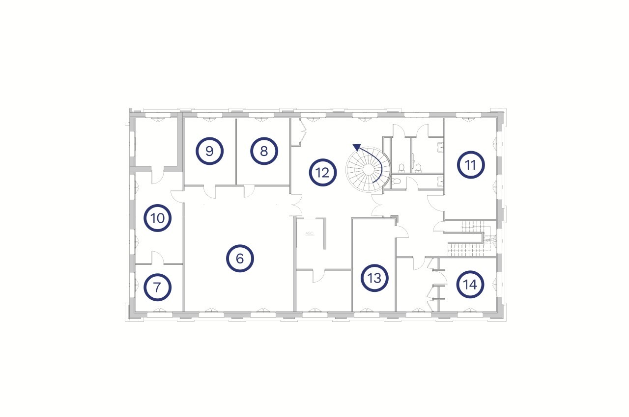 Plan d'étage avec numéros identifiant différentes pièces et un escalier en colimaçon au centre.